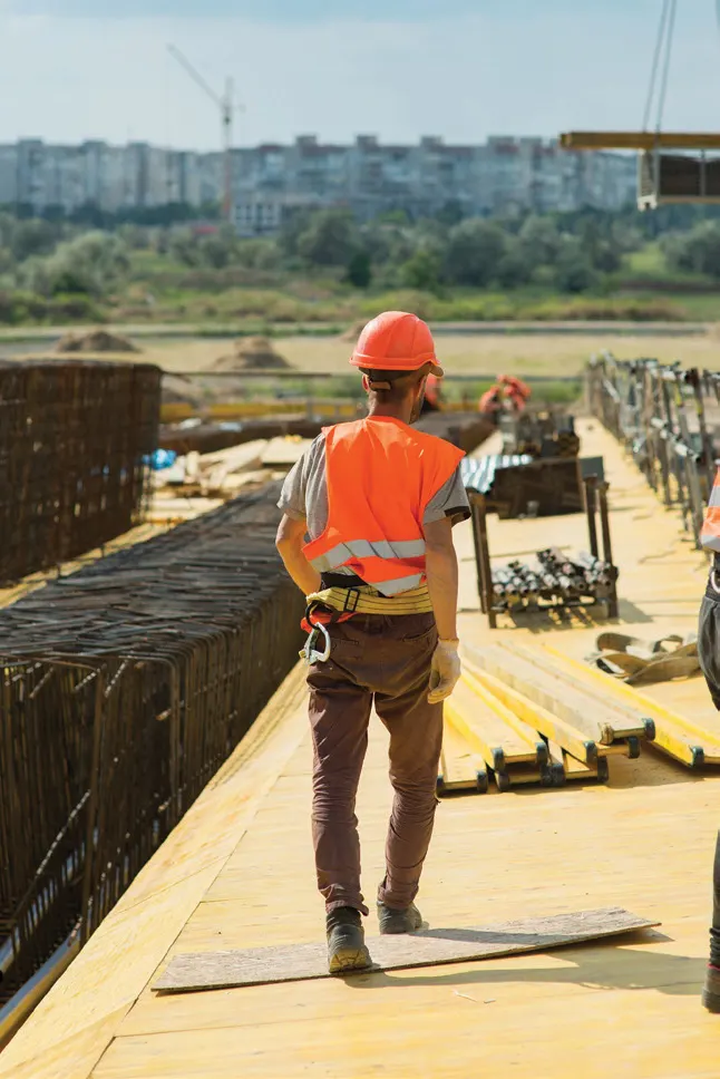 مهندس موقع يتابع أعمال التنفيذ في مشروع إنشائي